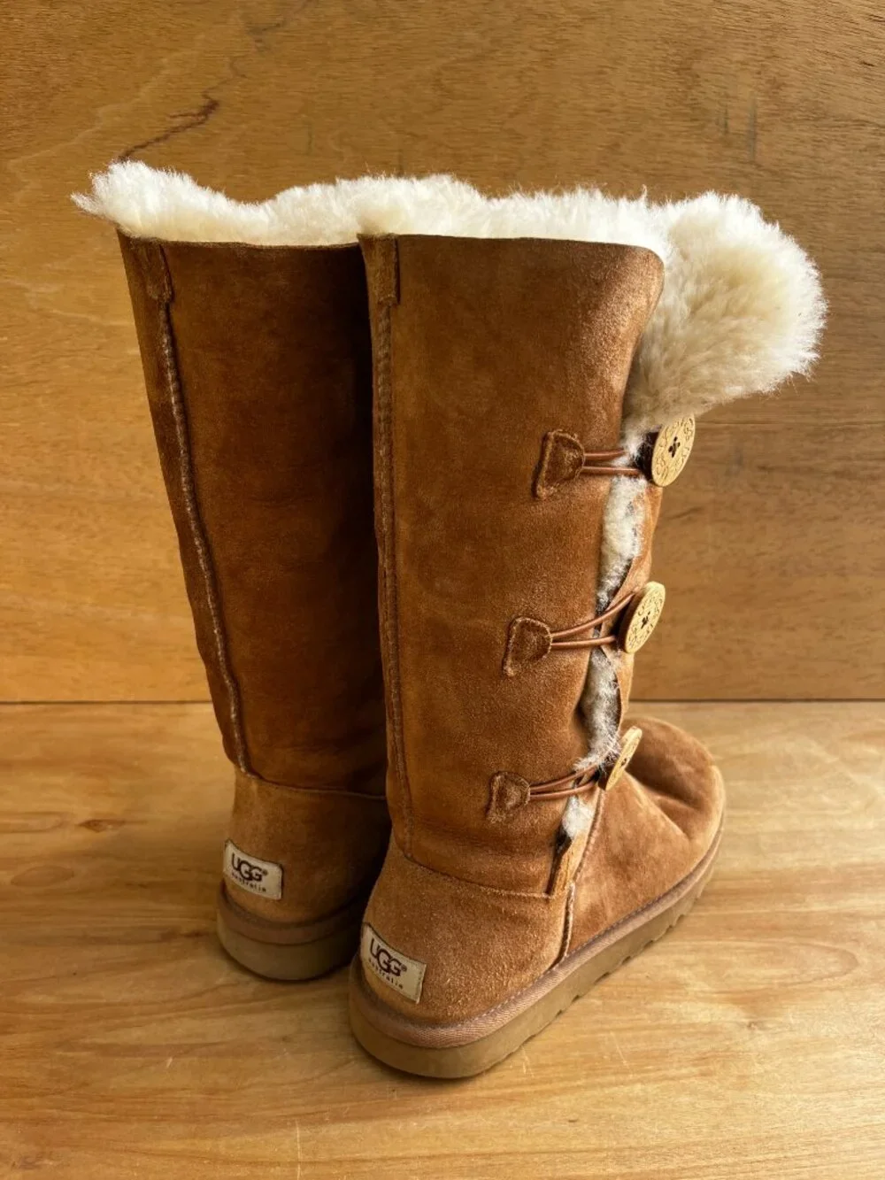 UGG BAILEY BUTTON TRIPLET CHESTNUT SUEDE MID CALF BOOTS Women’s sz 9 F19010G